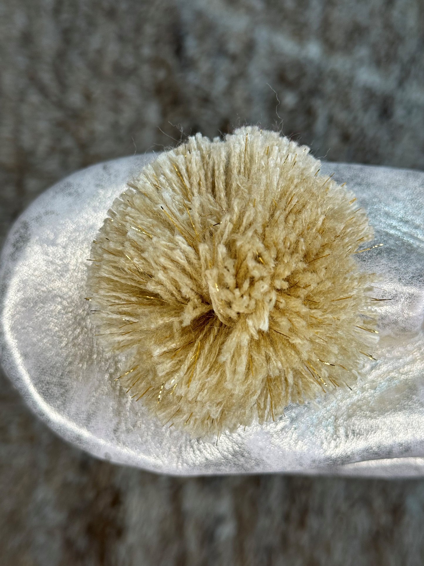 Babouche Femmes en cuir doré pompons beiges et dorés